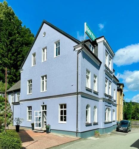 Villa Sachsenhof - Pension - Fruhstuck buchbar - nur 700m vom Gesundheitsbad ACTINON Hotel in Erzgebirgskreis