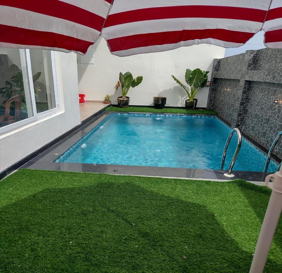 Swimming pool [outdoor]