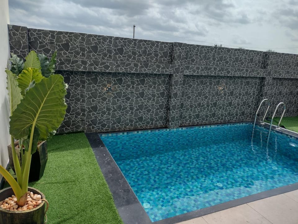 Swimming pool [outdoor]