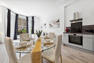 Designer 2BR Luxe in Kensington by Harrods for 6 Hotel in City of Westminster