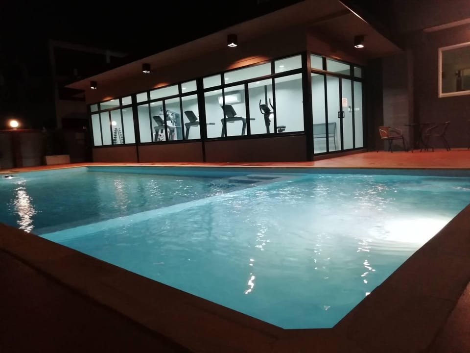 Swimming pool [outdoor]