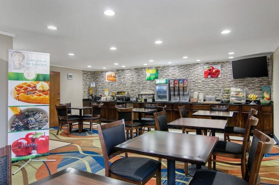 Super 8 Merriam Shawnee Hotel in Overland Park