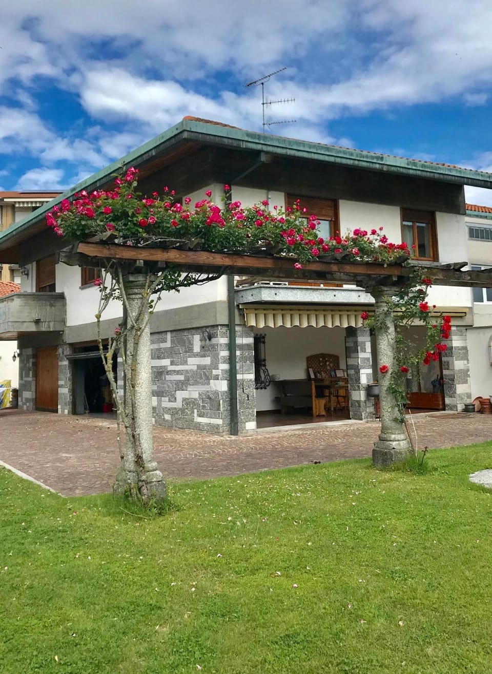 Bella Vita Guesthouse -parcheggio privato interno Hotel in Arona