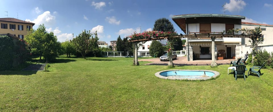 Bella Vita Guesthouse -parcheggio privato interno Hotel in Arona