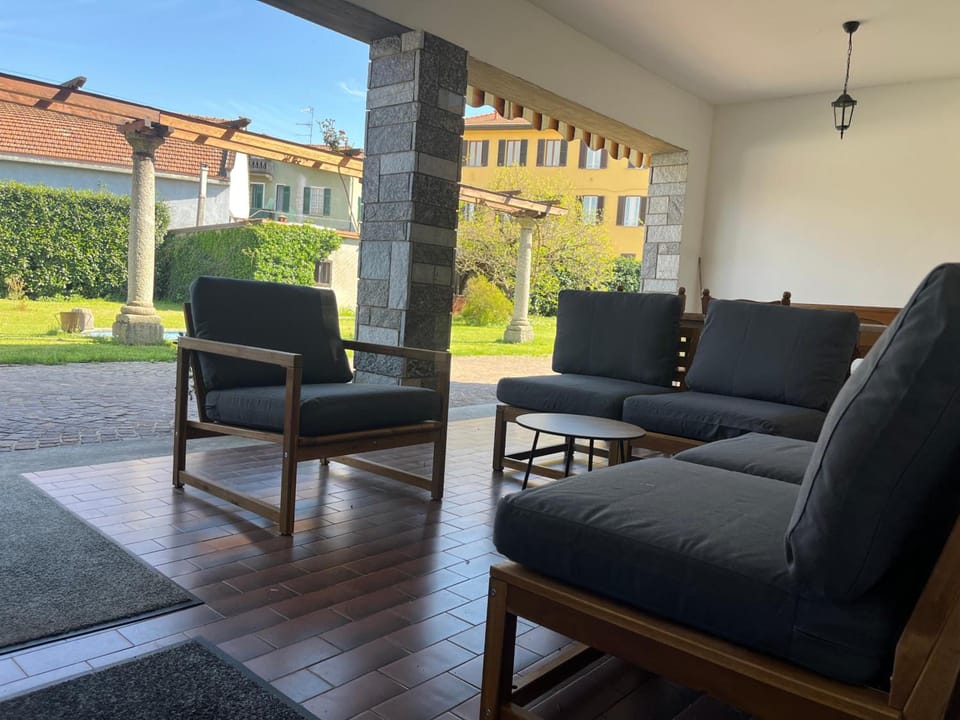 Bella Vita Guesthouse -parcheggio privato interno Hotel in Arona