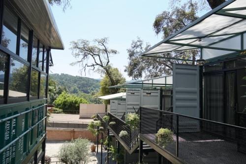 Container Woods Hotel in Valle de Bravo