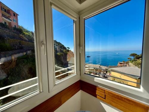 Vertigini Suites, Il Rifugio dell Amore per SOLE COPPIE , A 50m dalla Stazione e dalla Via dell Amor Hotel in Riomaggiore