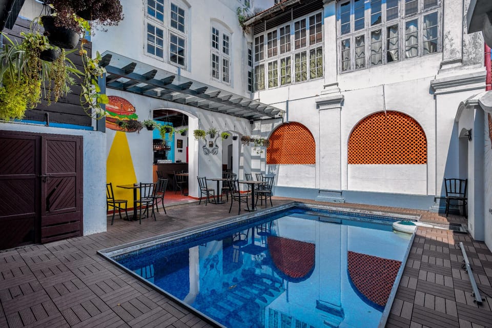 Swimming pool [outdoor]