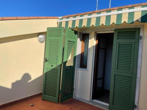 Confortevole camera matrimoniale con terrazza a 500 mt dal mare Hotel in Marina di Carrara