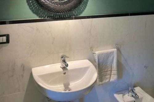 Confortevole camera matrimoniale con terrazza a 500 mt dal mare Hotel in Marina di Carrara