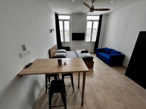 Appartement vue imprenable Vieux-Port et Notre Dame Hostel in Marseille