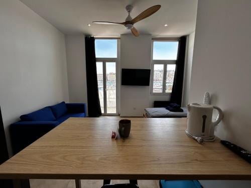 Appartement vue imprenable Vieux-Port et Notre Dame Hostel in Marseille