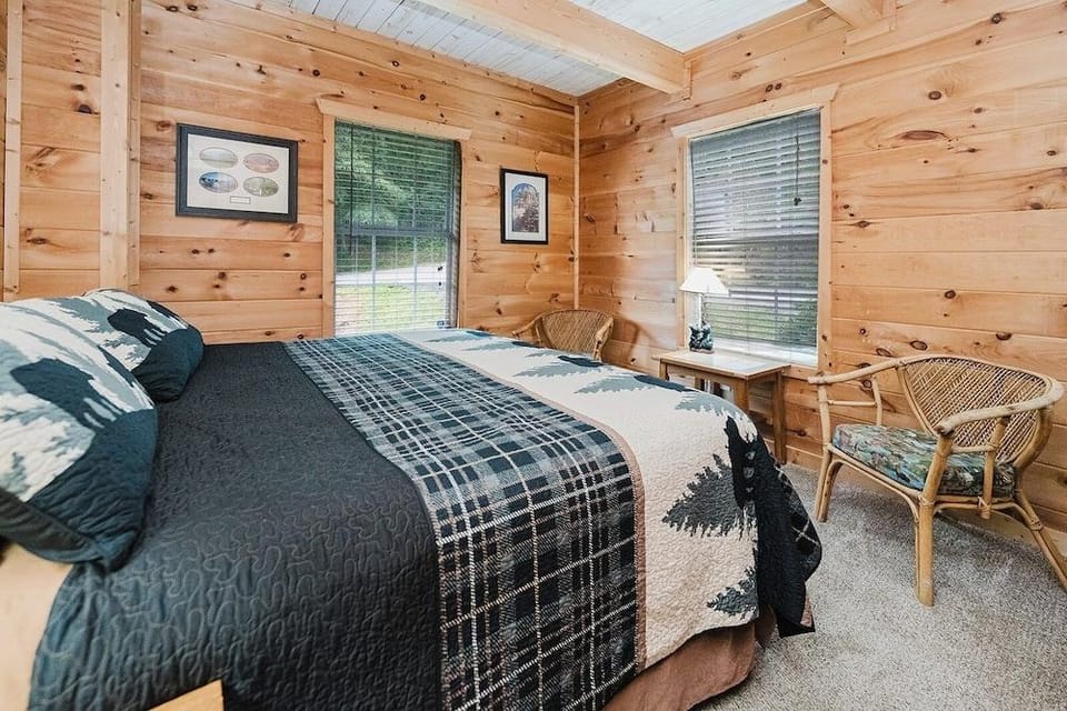 Bearly Hidden Ridge 5 Bedroom Cabin by RedAwning Hotel in Gatlinburg
