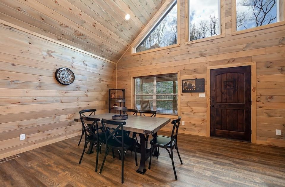Creekside Manor Too 2 Bedroom Cabin by RedAwning Hotel in Gatlinburg