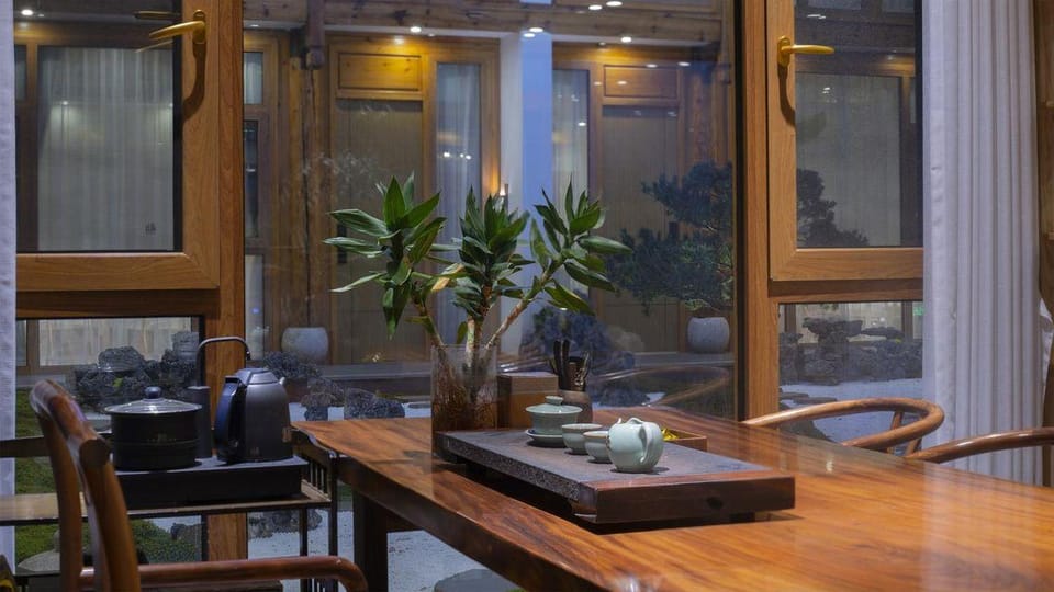 lijiang Nanting. Wind courtyard by stream Hotel in China