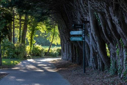 Hidden Acres- Room with Double & Single Bed, Malahide Hotel in Malahide