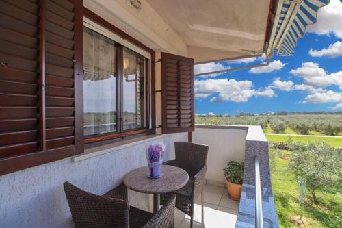 Apartments and rooms Milan 2380 Hotel in Peroj