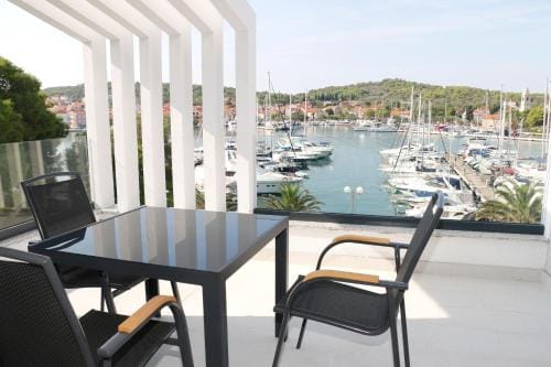 Apartments and rooms by the sea Kukljica, Ugljan - 24327 Hotel in Šibenik-Knin County, Croatia