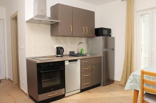 Apartments and rooms by the sea Kukljica, Ugljan - 24327 Hotel in Šibenik-Knin County, Croatia