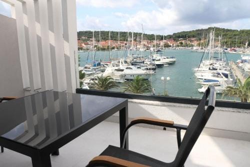 Apartments and rooms by the sea Kukljica, Ugljan - 24327 Hotel in Šibenik-Knin County, Croatia