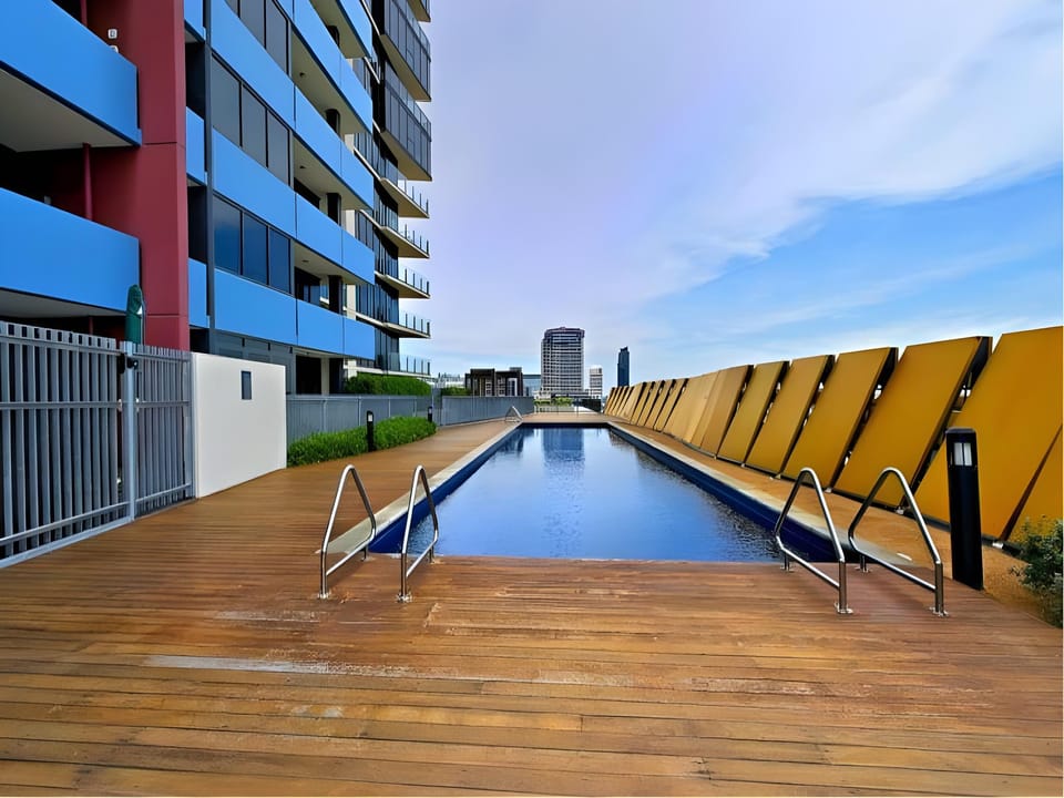 Swimming pool [outdoor]