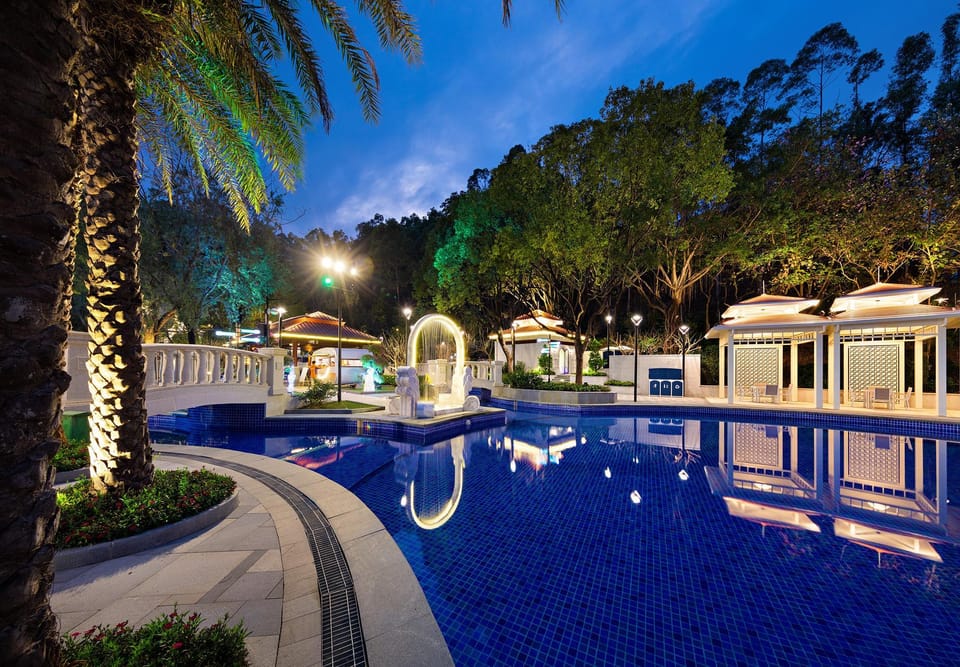 Swimming pool [outdoor]