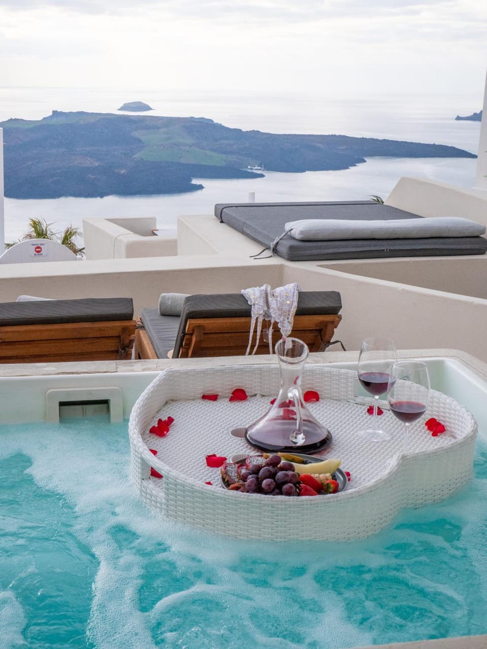 CALDERA CLIFF ILLUSION SUITES Apartment hotel in Santorini