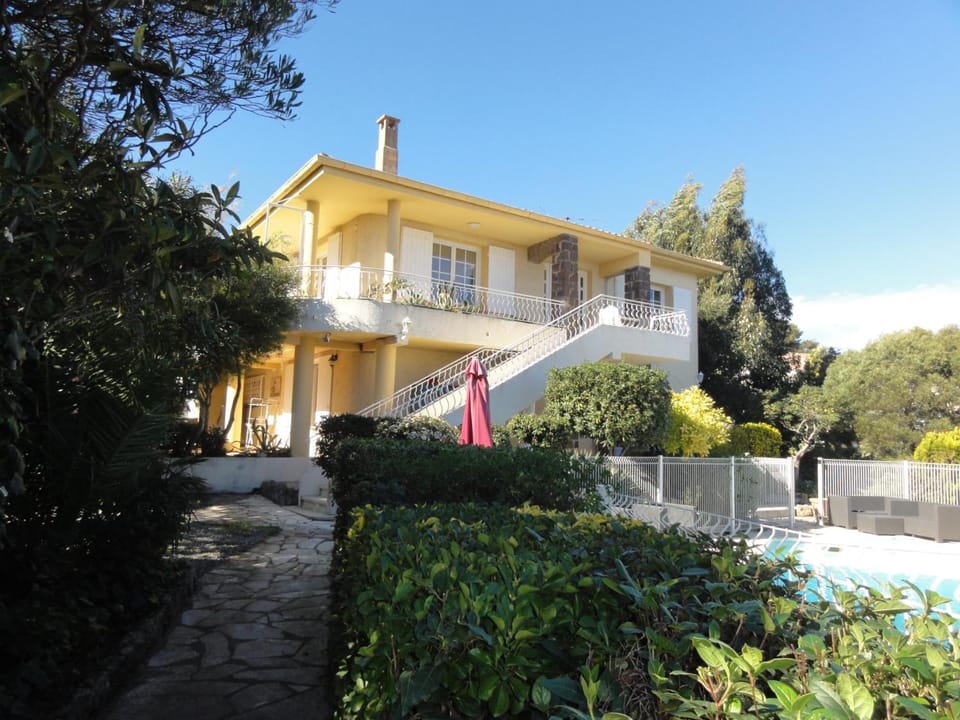 Au Reveil des Cigales Hotel in Roquebrune-sur-Argens