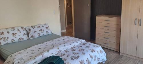 Charming Leicester Guest Room with Shared Facilities Hotel in Leicester