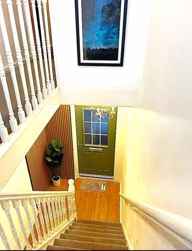 5BR House w Garden Near Stadium Hotel in England