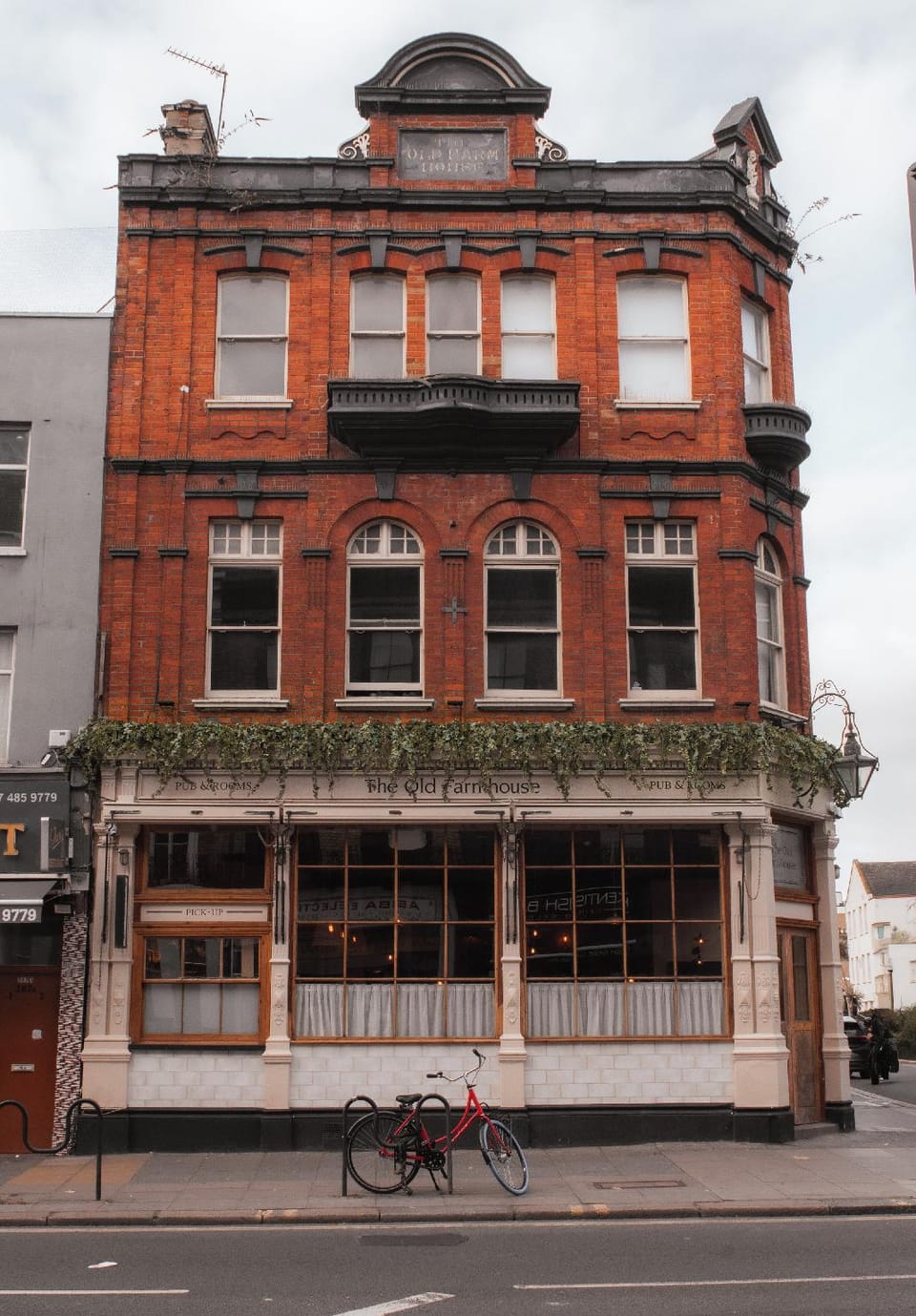 The Old Farmhouse Pub and Rooms Hotel in London Borough of Islington