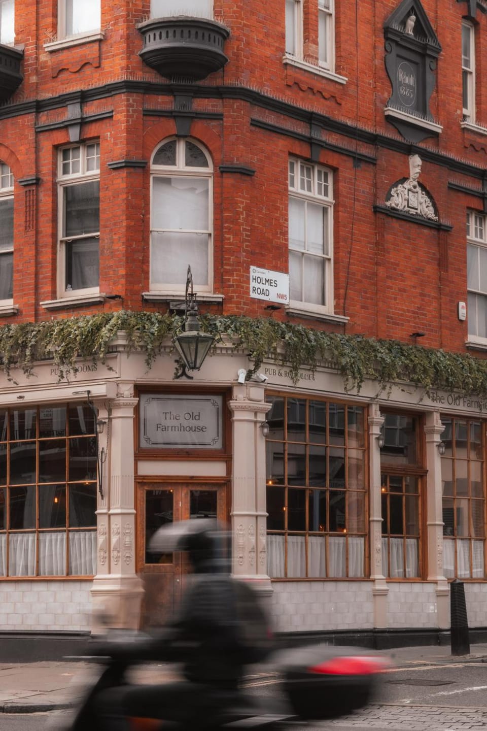 The Old Farmhouse Pub and Rooms Hotel in London Borough of Islington