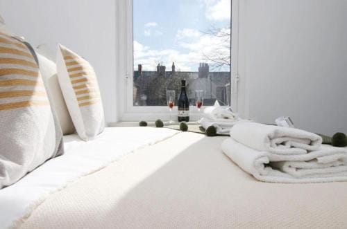 Cohost Partners Charming 3BR Near City Centre Parking Hotel in Newport