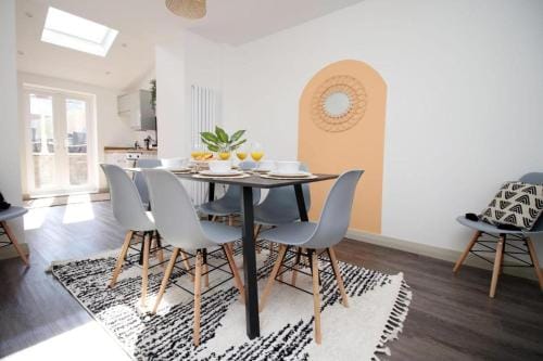 Cohost Partners Charming 3BR Near City Centre Parking Hotel in Newport