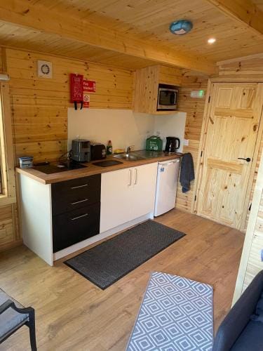 Lakeside Lodge 2, With Log burning Hot tub Lodge in Bassetlaw District