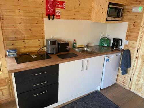 Lakeside Lodge 2, With Log burning Hot tub Lodge in Bassetlaw District