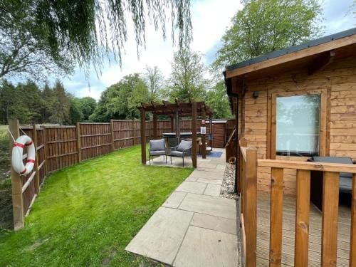 Lakeside Lodge 2, With Log burning Hot tub Lodge in Bassetlaw District