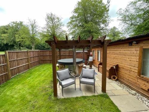 Lakeside Lodge 1, with Log burning Hot Tub Lodge in Bassetlaw District