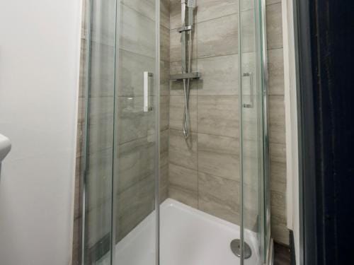 Chatham Lodge Family Room 2 Ensuite Hotel in Stoke-on-Trent