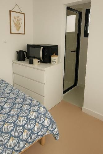 Chambre privee 350 m de la mer et proche et gr34 avec coin repas et micro onde Hotel in Plouguerneau