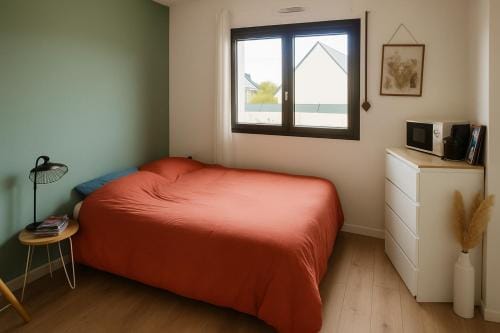 Chambre privee 350 m de la mer et proche et gr34 avec coin repas et micro onde Hotel in Plouguerneau