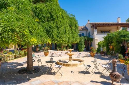 Le Mas des lys - Guest houses au coeur de la Provence dans un parc paysage avec piscine, sauna et bo Lodge in Provence-Alpes-Côte d'Azur