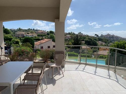 Superbe Villa - 3 appartements distinct - 20 couchages Hotel in Cagnes-sur-Mer