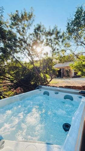 Authentique bergerie en pierre avec jacuzzi prive piscine et massages La grange des amoureux Hotel in Le Beausset