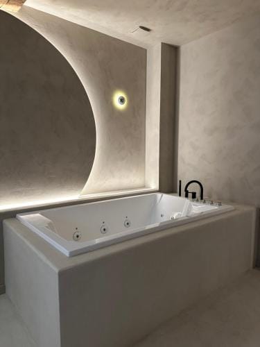 Suite SPA prive by Collection AURA - Charleville-Mezieres a deux pas de la Place Ducale Hotel in Wallonia, Belgium