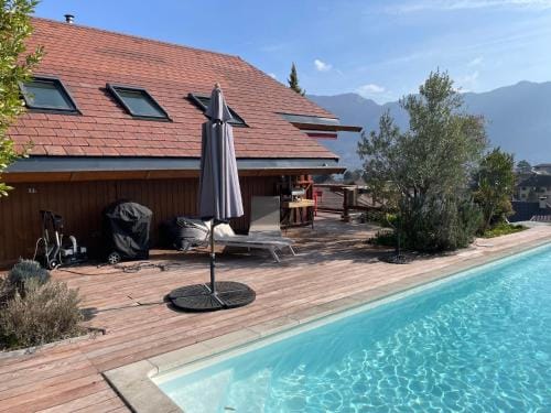 Maison vue lac et piscine Hotel in Sévrier