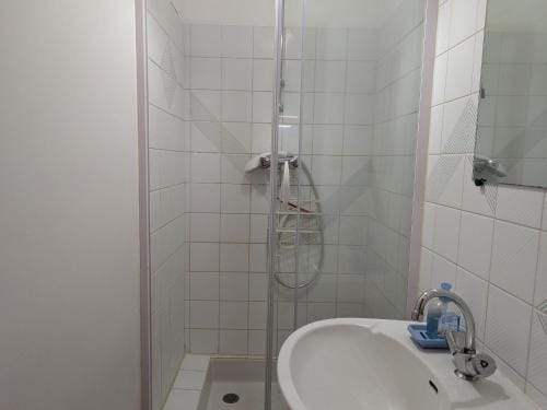 Chambre d'hotes pour 2 avec salle d'eau privative et petit-dejeuner inclus - FR-1-590-464 Hotel in Centre-Val de Loire