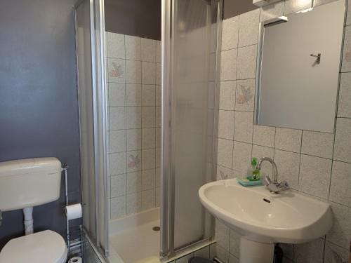 Chambre d'hotes avec salle d'eau privative a Gidy - FR-1-590-491 Hotel in Centre-Val de Loire