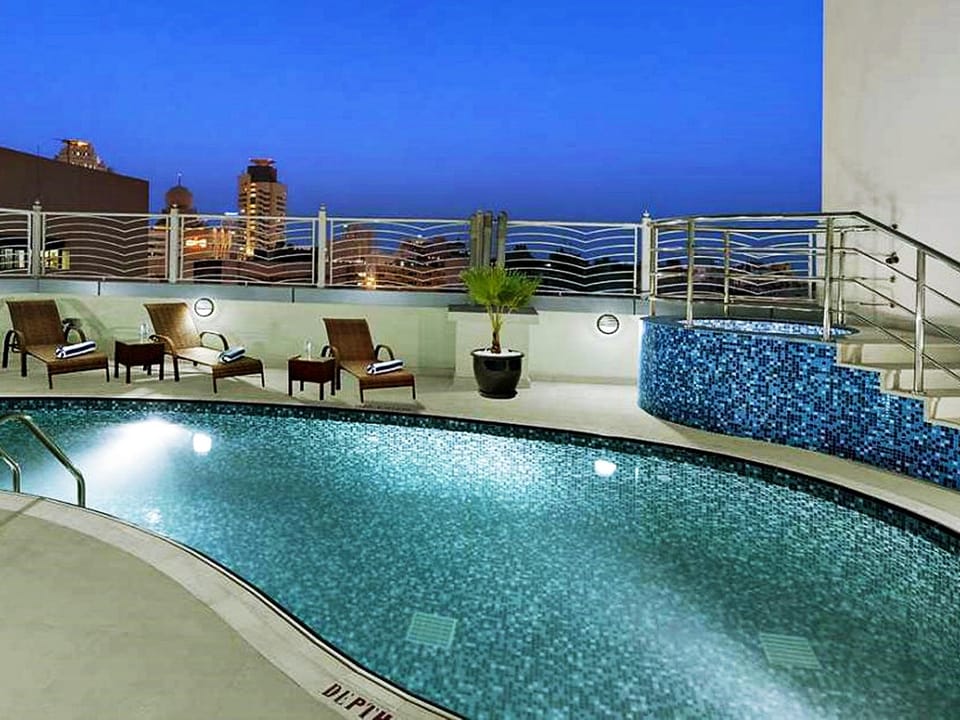 Swimming pool [outdoor]