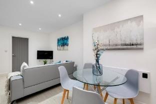 Newly Converted 2BDR 1BA APT in Hounslow Hotel in Isleworth